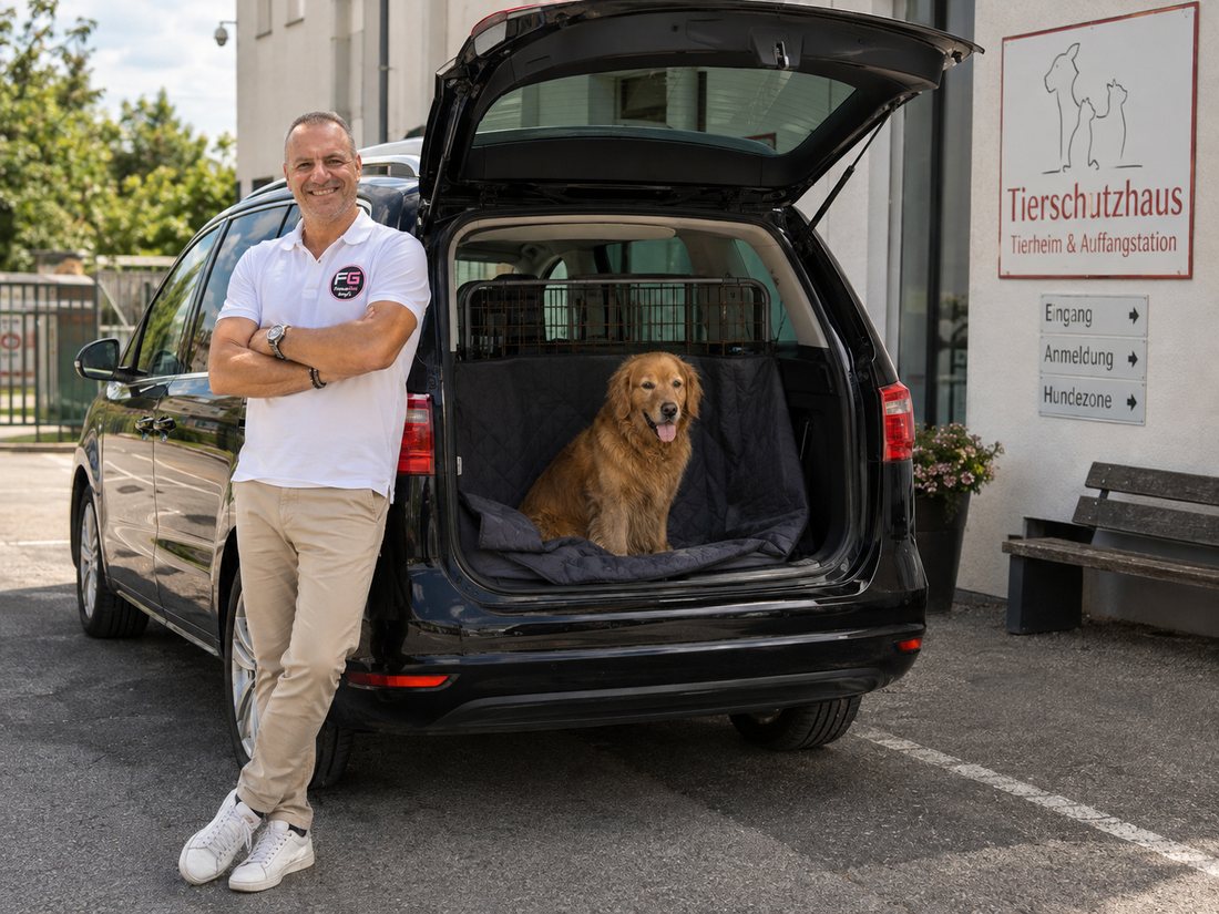 Franco Kafesy mit einem Golden Retriever im Kofferraum vor dem Tierschutzhaus
